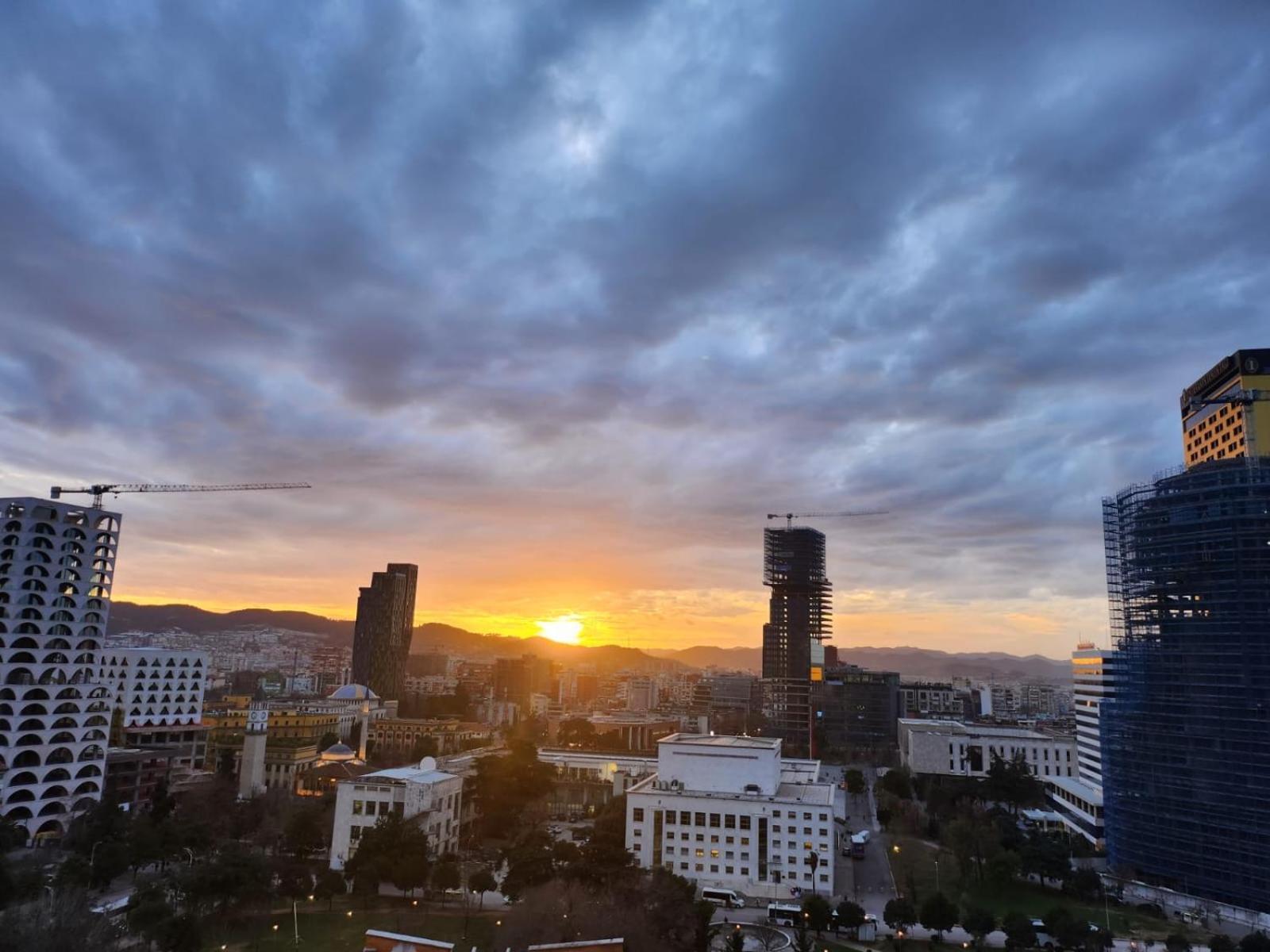 Sky Dwelling Tirana Apartment Bagian luar foto