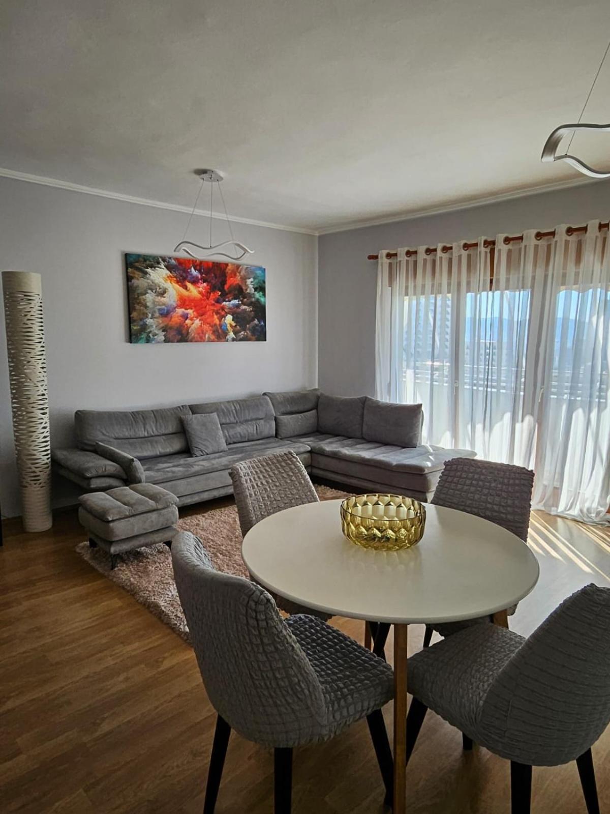 Sky Dwelling Tirana Apartment Bagian luar foto